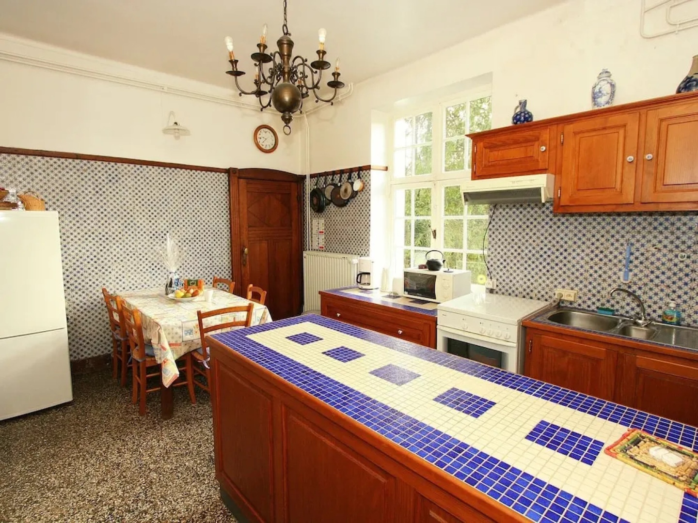 Quaint Holiday Home with Jacuzzi in Bouillon Ardennes