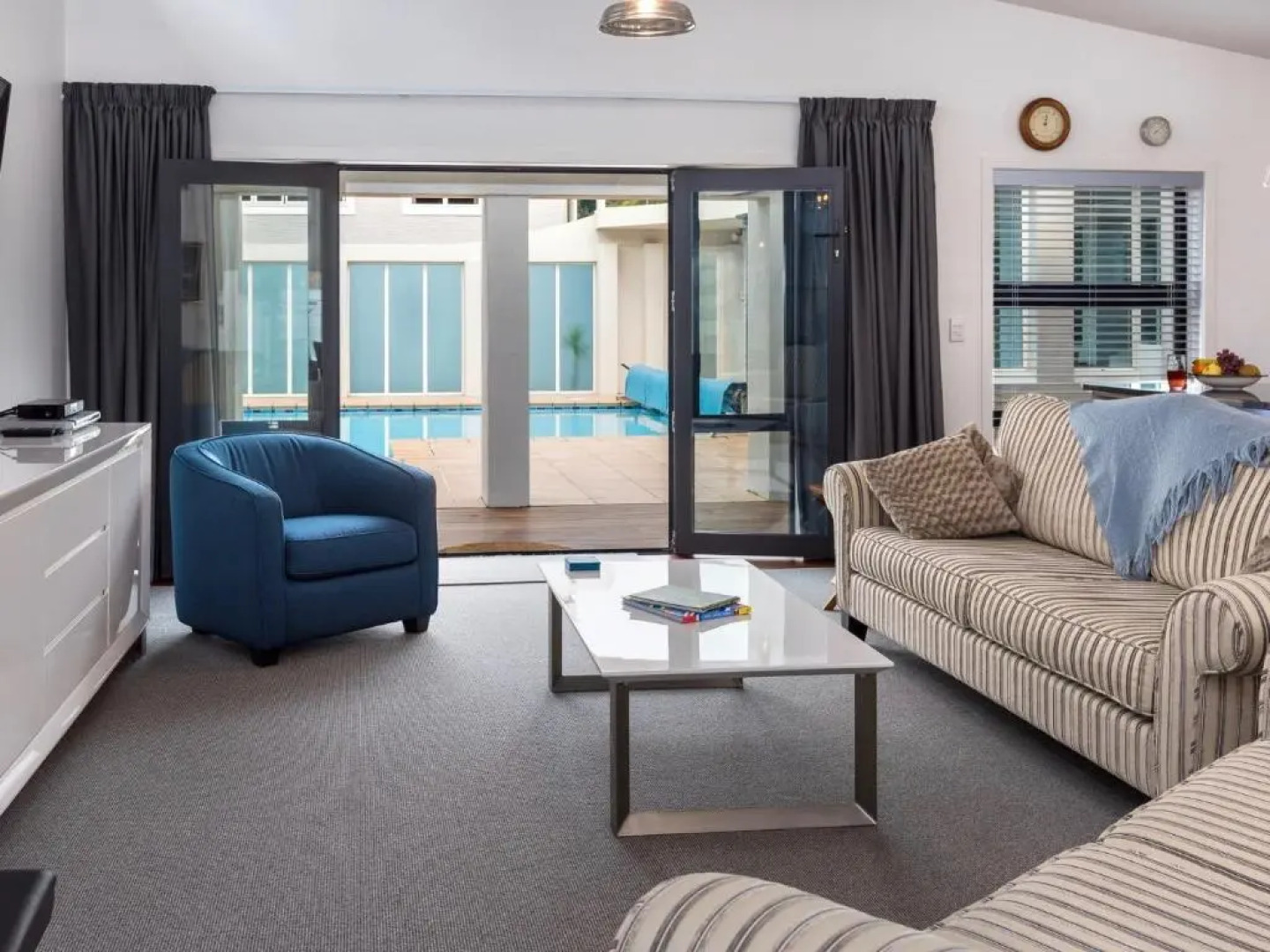 Poolside Retreat - Picton Holiday House Waikawa