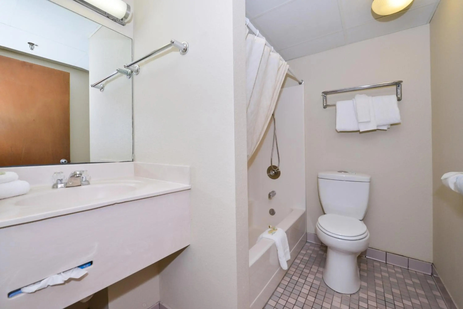 Lamplighter Inn & Suites - South