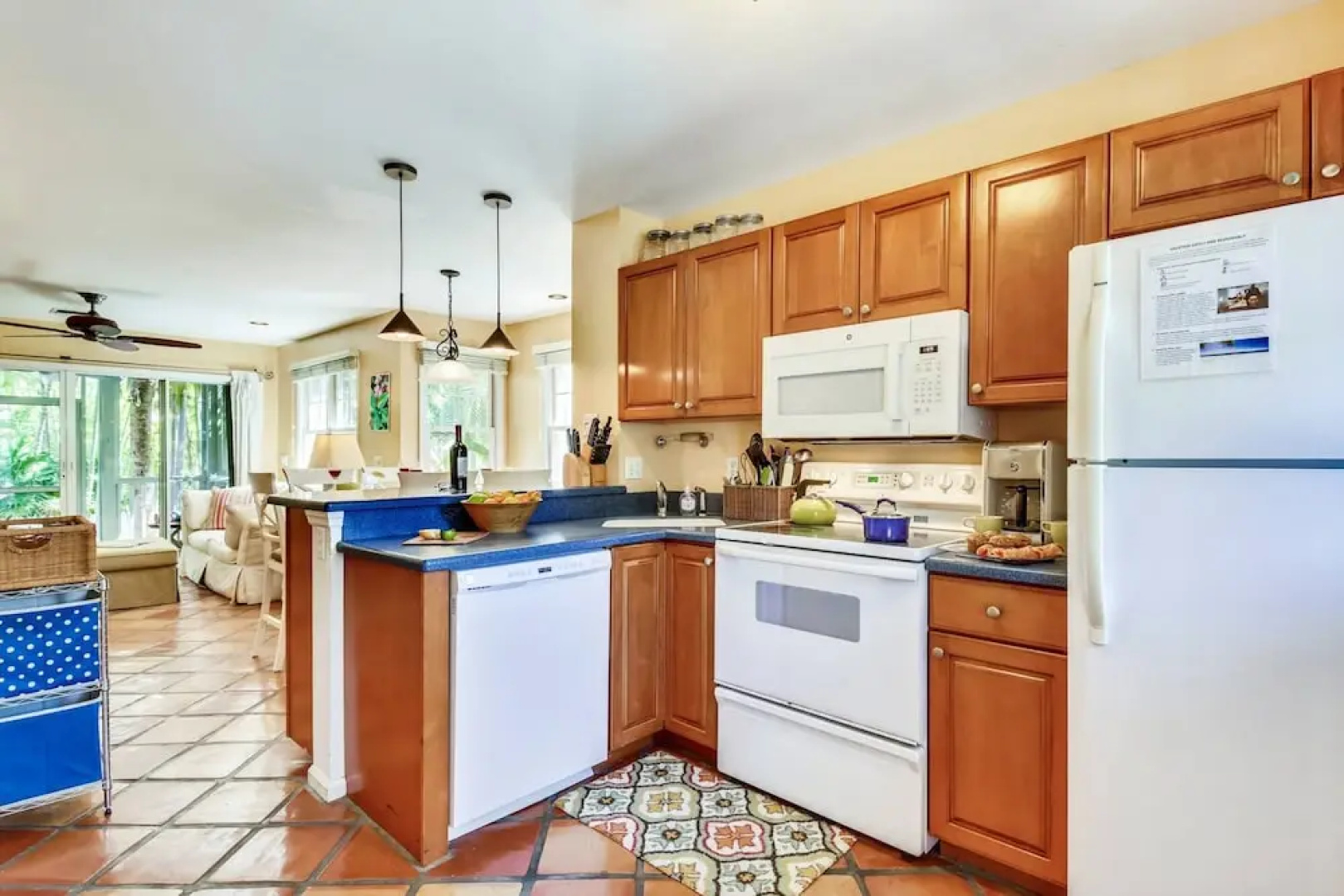 Cottage by the Pool by Avantstay w/ Balcony, BBQ & Shared Pool! Month Long Stays Only