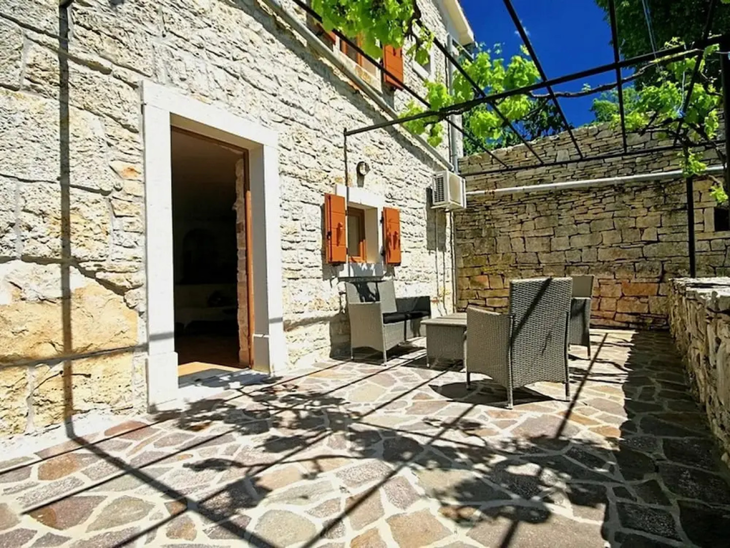 Authentic Villa in Tinjan With Private Pool