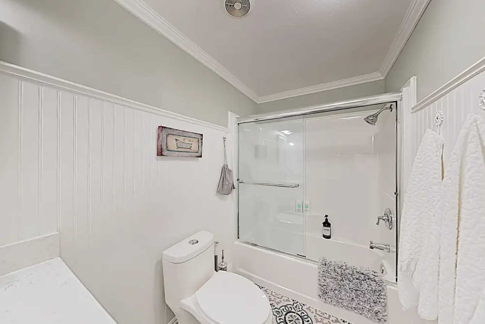 New Listing! Opulent W/ Hot Tub, Guest Suite 4 Bedroom Home