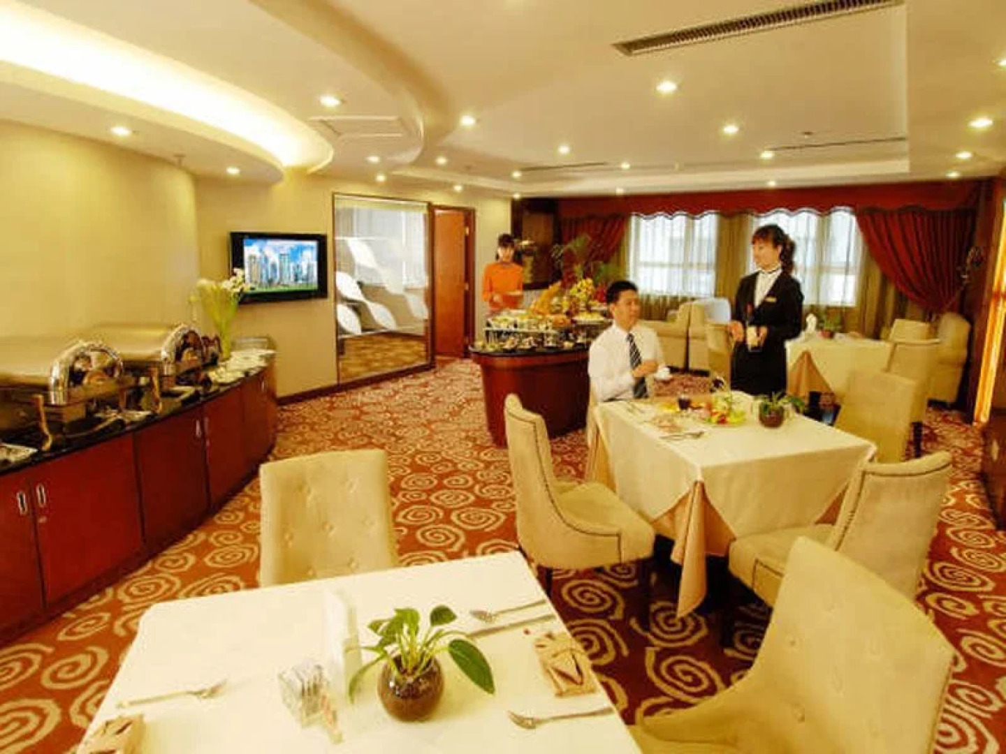 Yun-Ray Ambassador Hotel