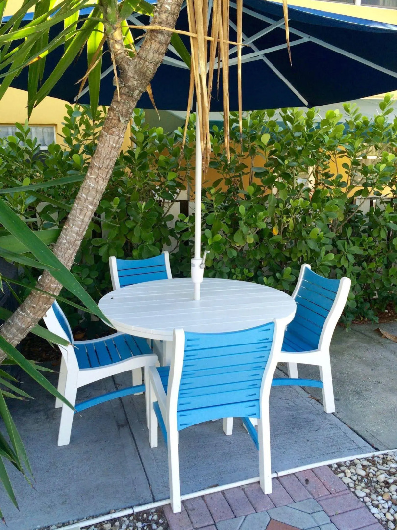 Great Escape Apartments by Lowkl