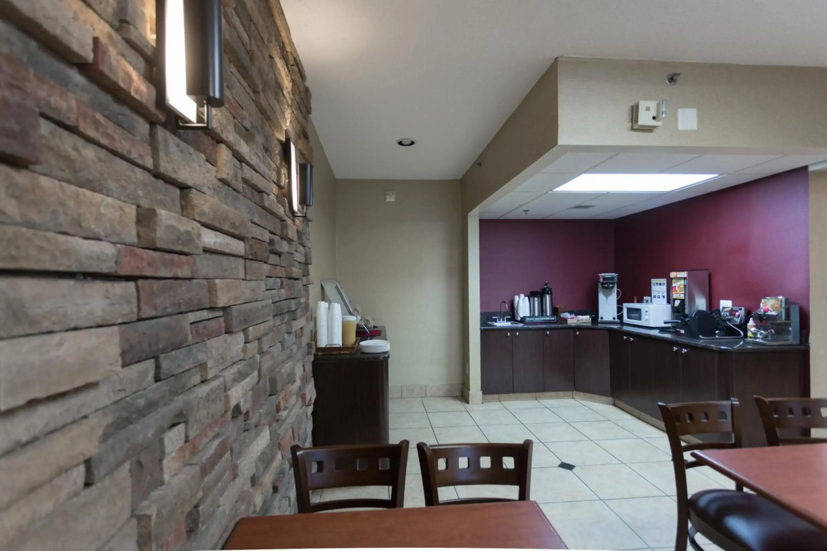 Travelodge by Wyndham Romulus Detroit Airport