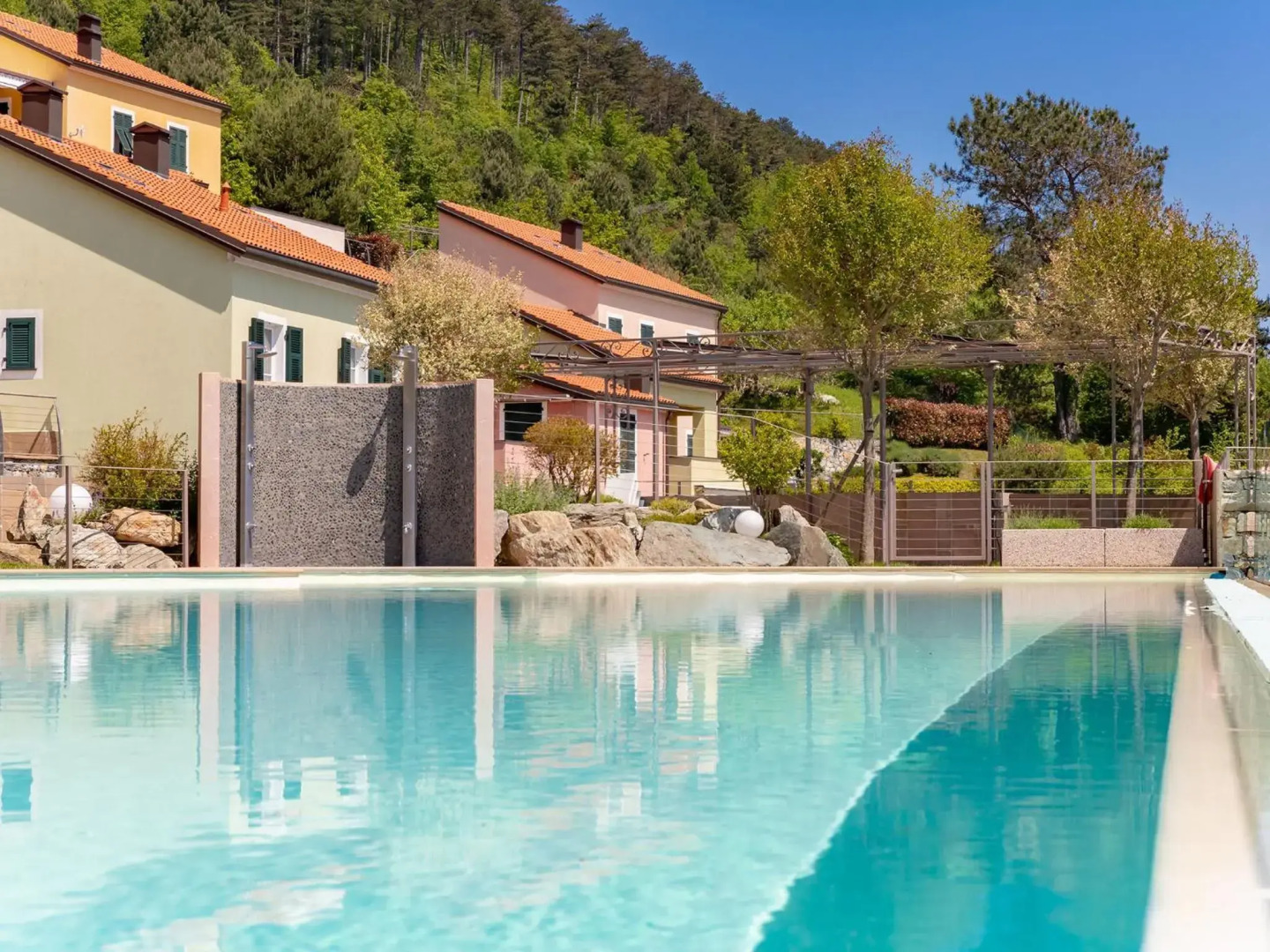 Albatros - swimming pool with sea view and small terrace