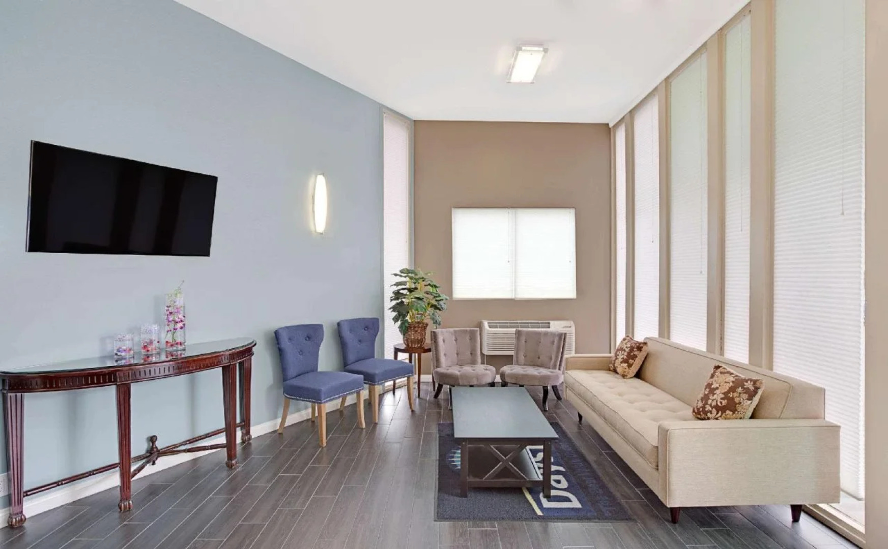 MC Pacific Inn & Suites