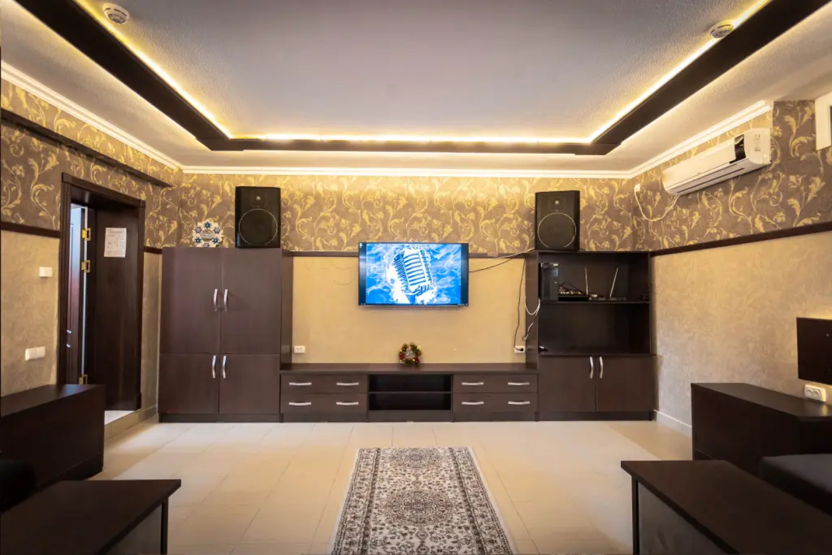 Lake House Resort hotel