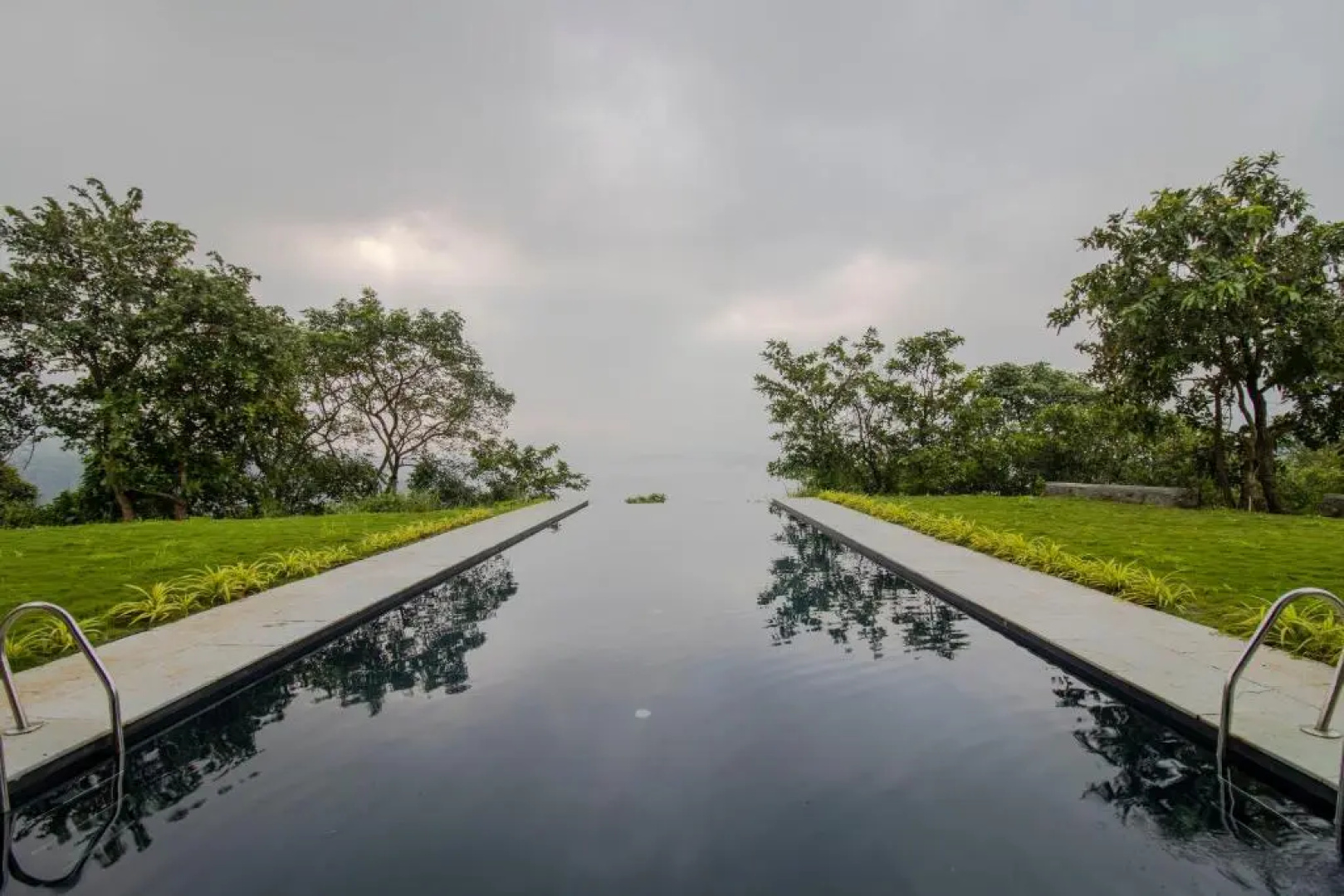 SaffronStays Solasta, Mulshi - Infinity Pool Villa with Mulshi DAM Views