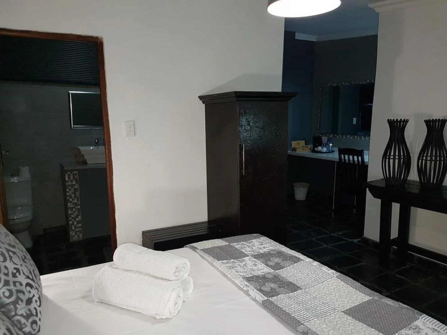 44 On Ennis Guest Lodge and Restaurant