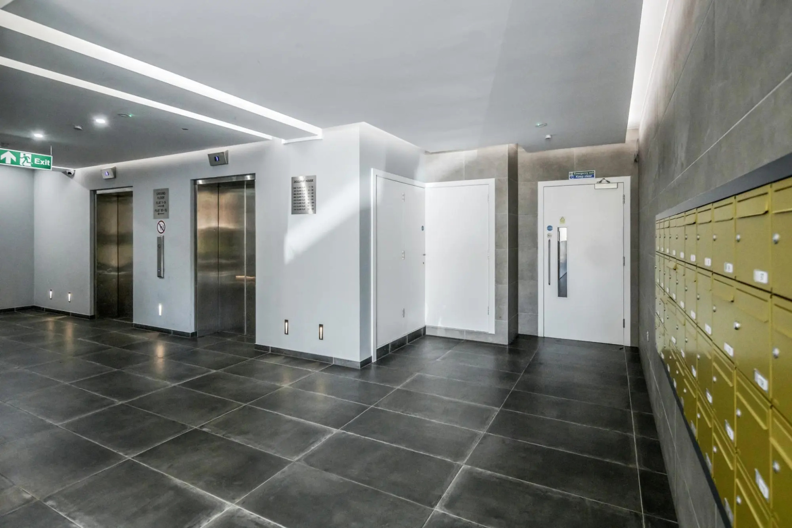 2 Bedroom Top Floor Grosvenor's Luxury Apartment - 5 mins Walk to the Station, Free WiFi