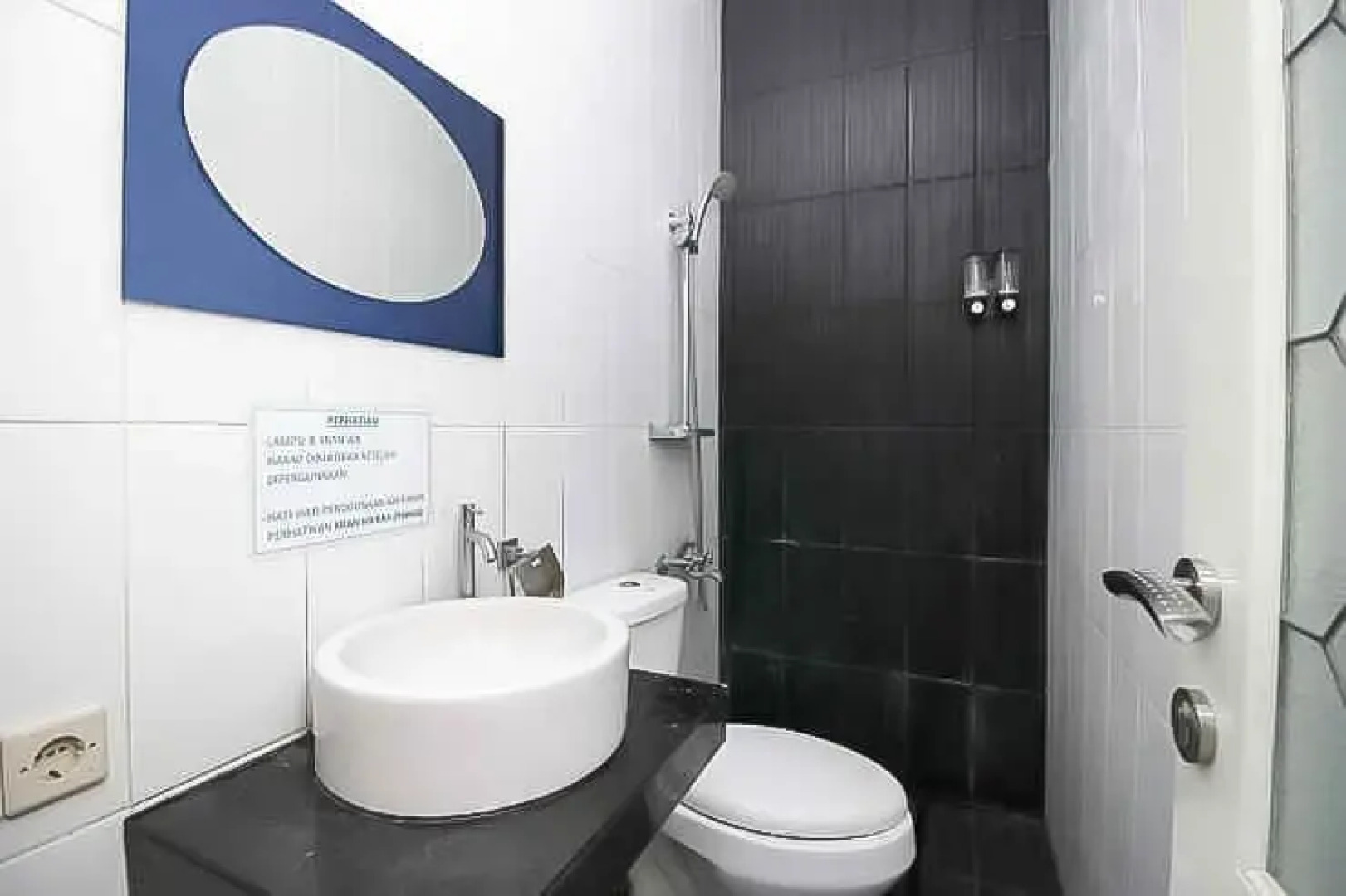 RedDoorz near Stasiun Lawang