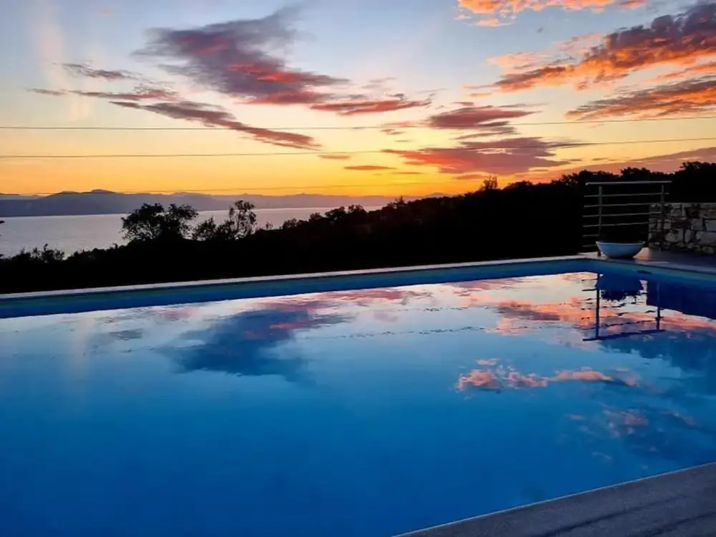 Villasleeps10-garden-freeparking-pool-ac