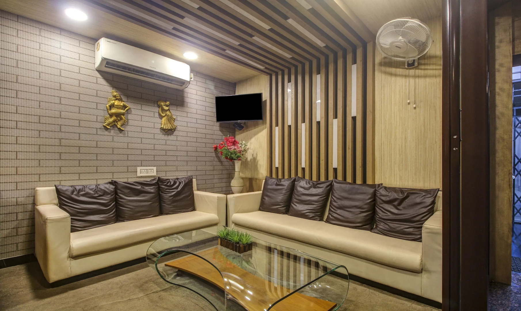 Itsy by Treebo - Golden Fiesta