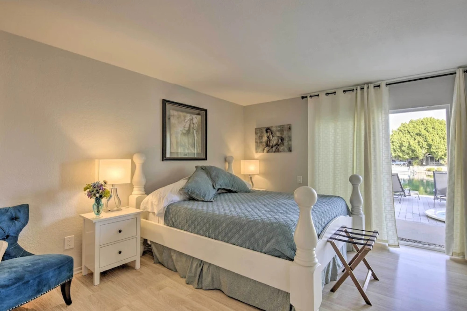 Sun Deck, Hot Tub & Kayak: Lakefront Tempe House