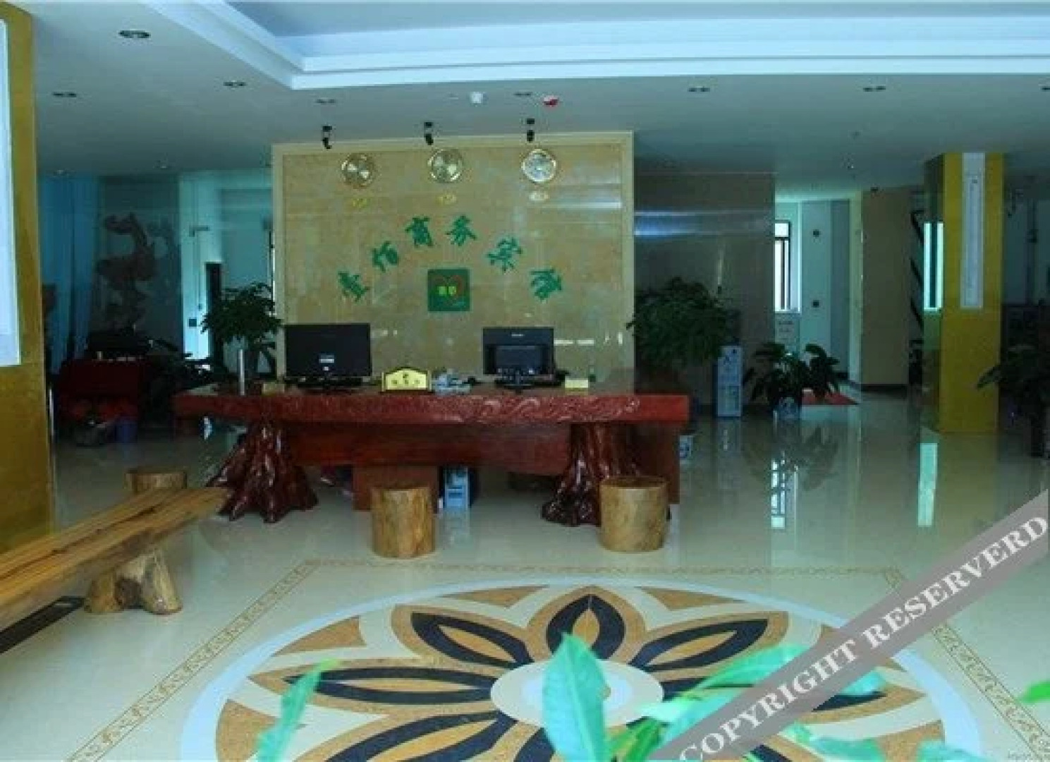 Yibai Business Hotel