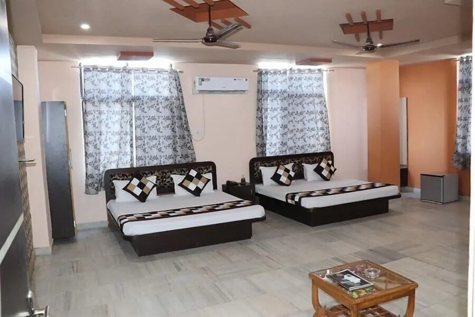 Hotel Raj International