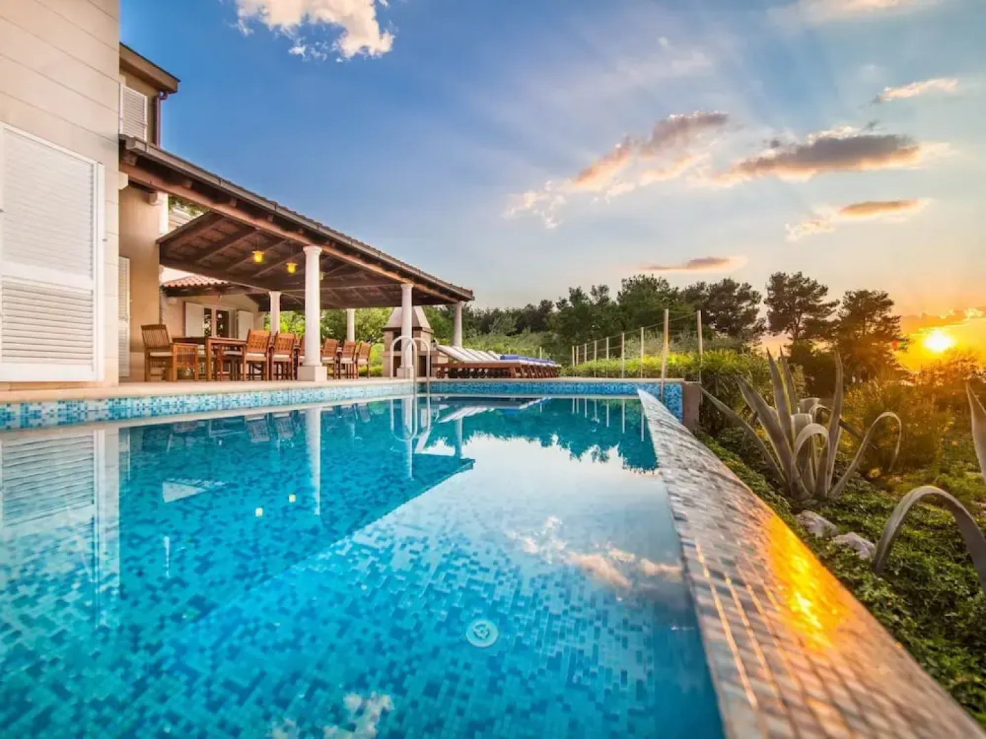 Beautiful Villa on the Island of Brac With Infinity Pool, Beach at 30 Meters