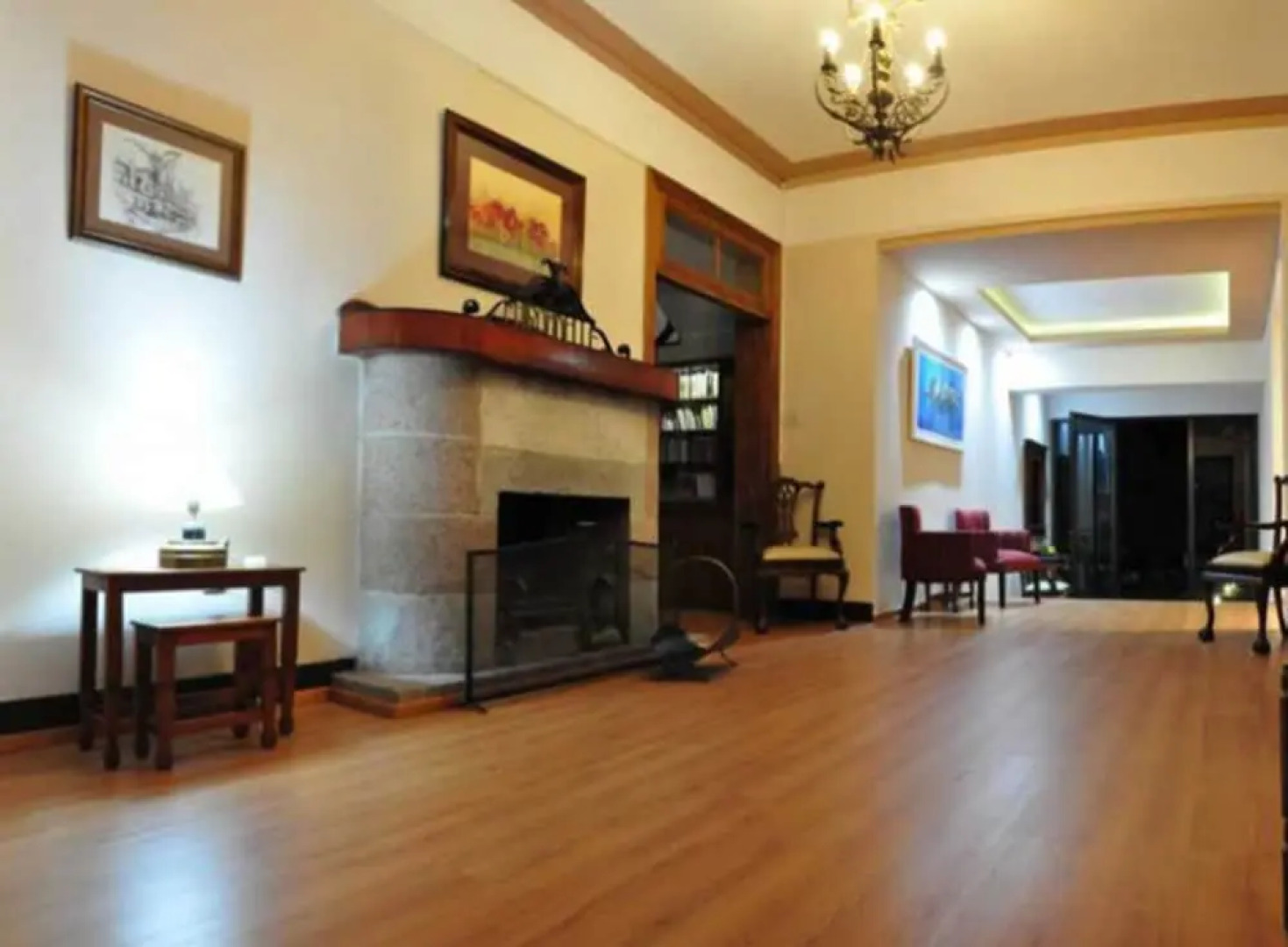 L'Hirondelle - Adults Only