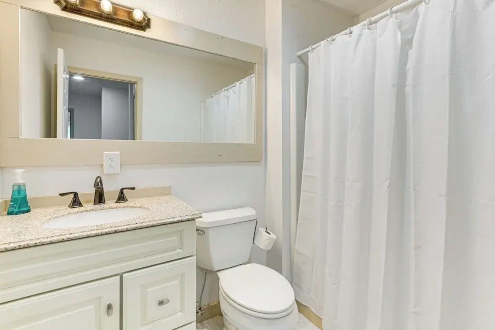 14 Mi to Dtwn: Secluded Stay in Murphy!