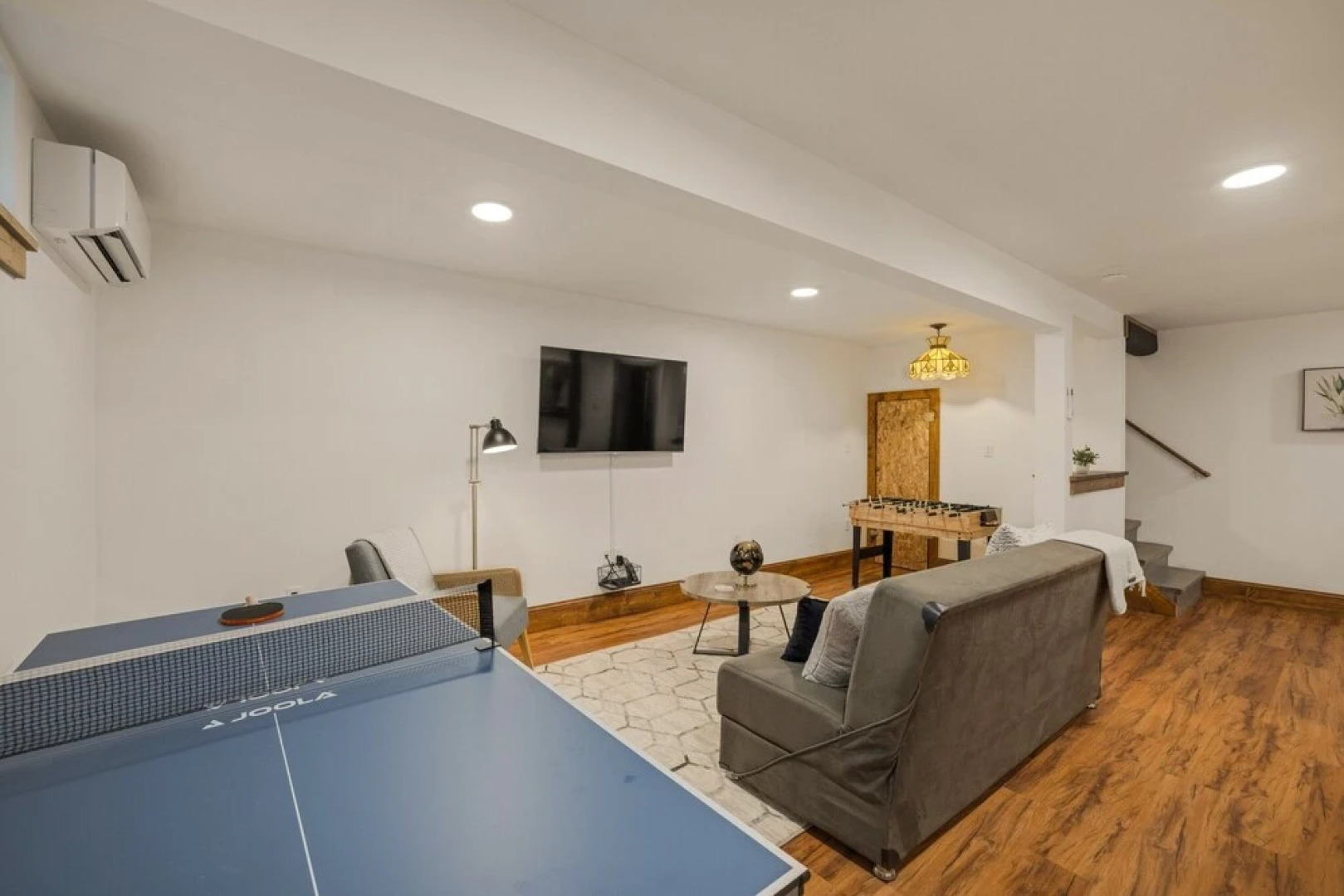 Authentic Log House With Modern Finishes - Game Room & Hot Tub - Pocono Mountains 4 Bedroom Residence by Redawning