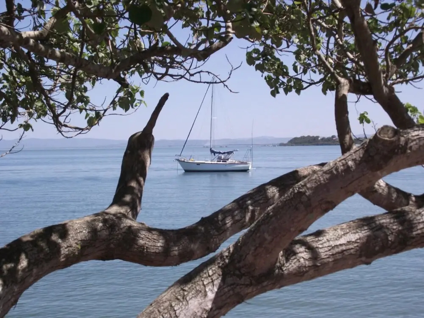 Air Conditioned Unit Stones throw to the Waterfront.