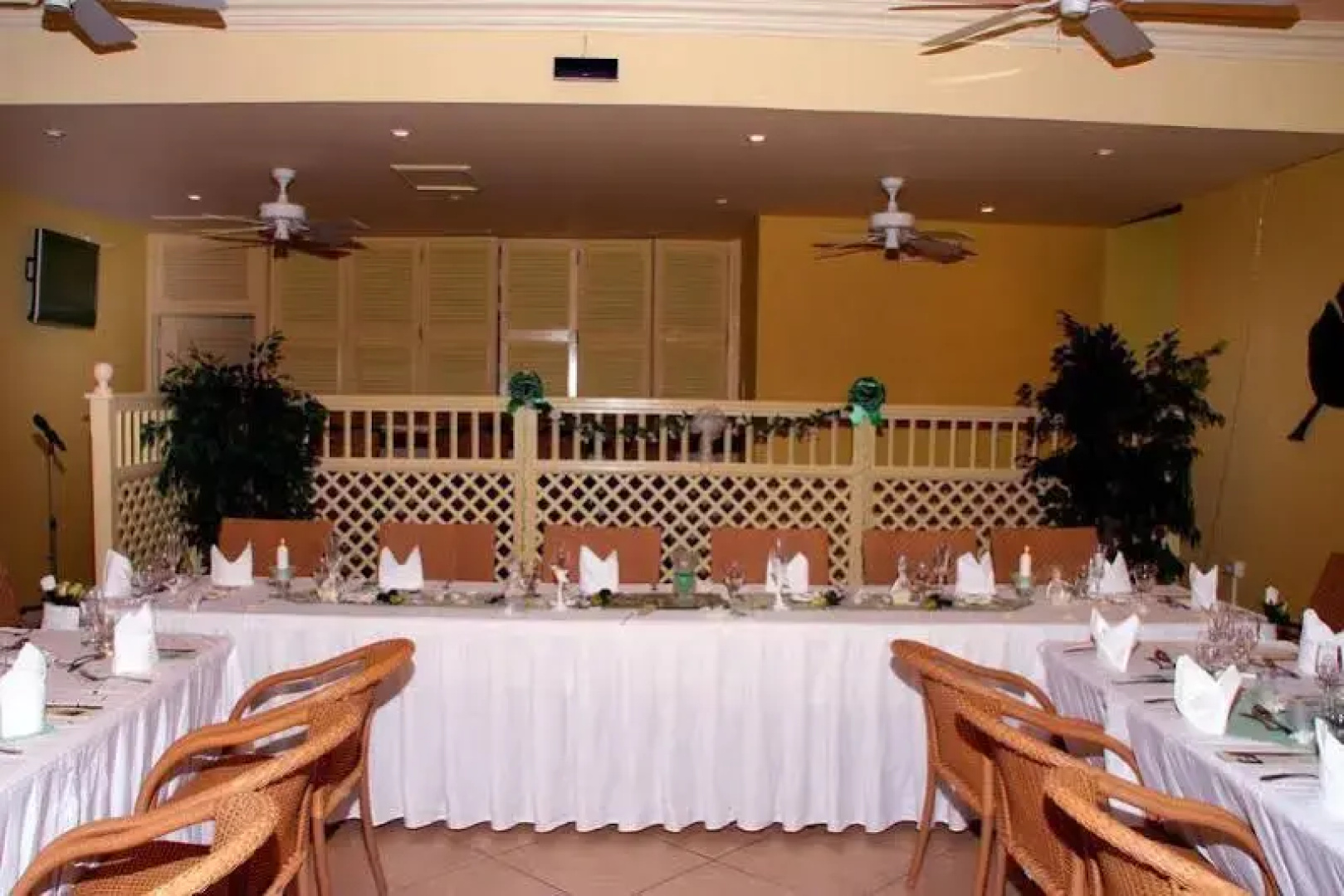Tropical Winds Apartment Hotel