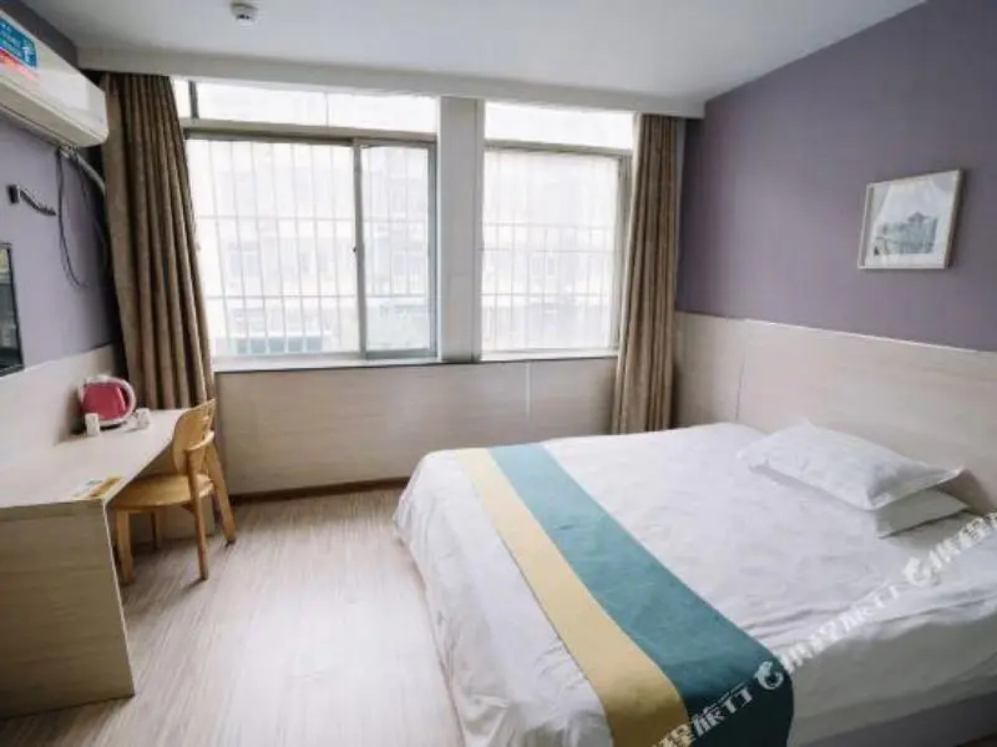 Yibai Hotel (Fengming Jin Street Bus Station)