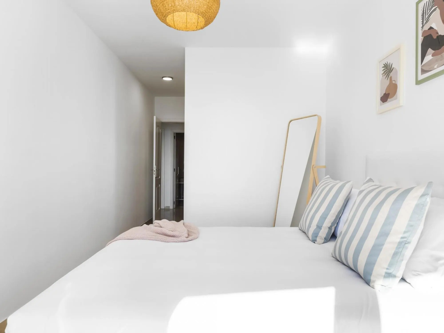 Beach apartment with terrace and private parking