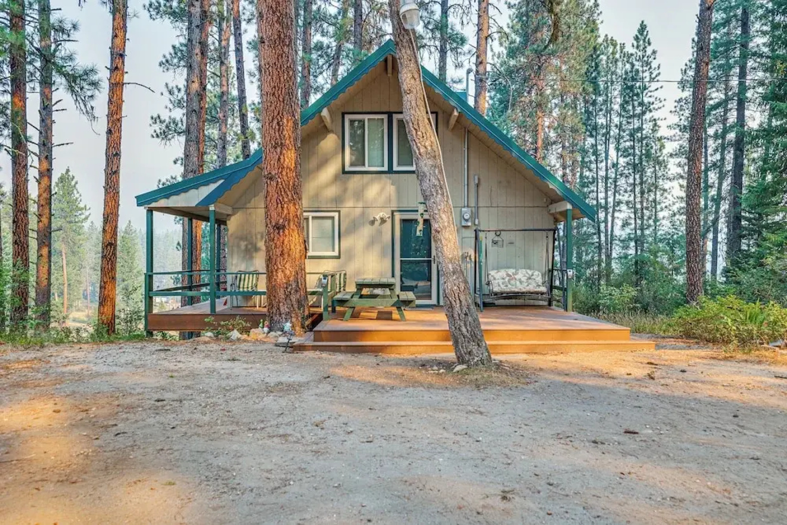 Hillside Hideaway: Warm & Cozy Terrace Lakes Cabin