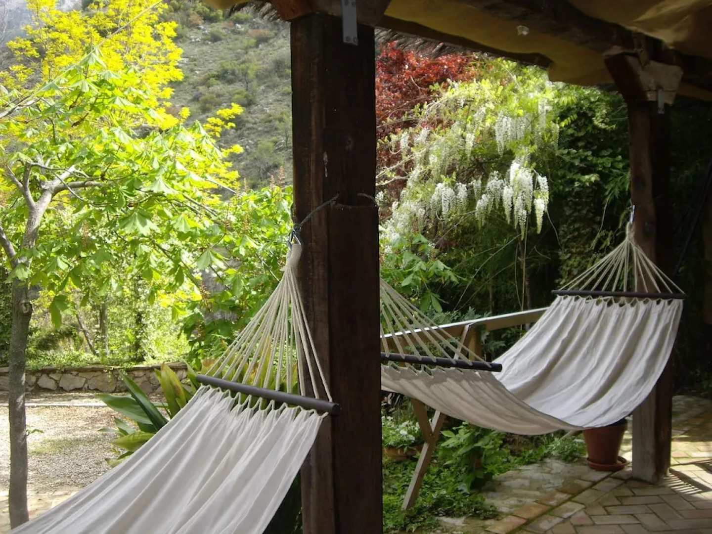 La Casita con jardín frente a la cascada