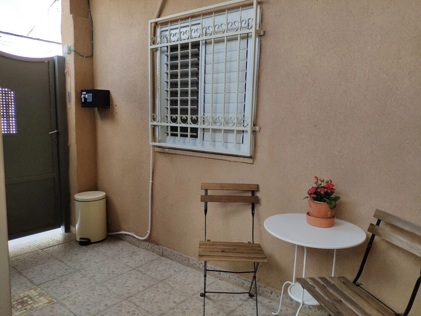 Private & Spacious Apt w Queen Beds PRKG