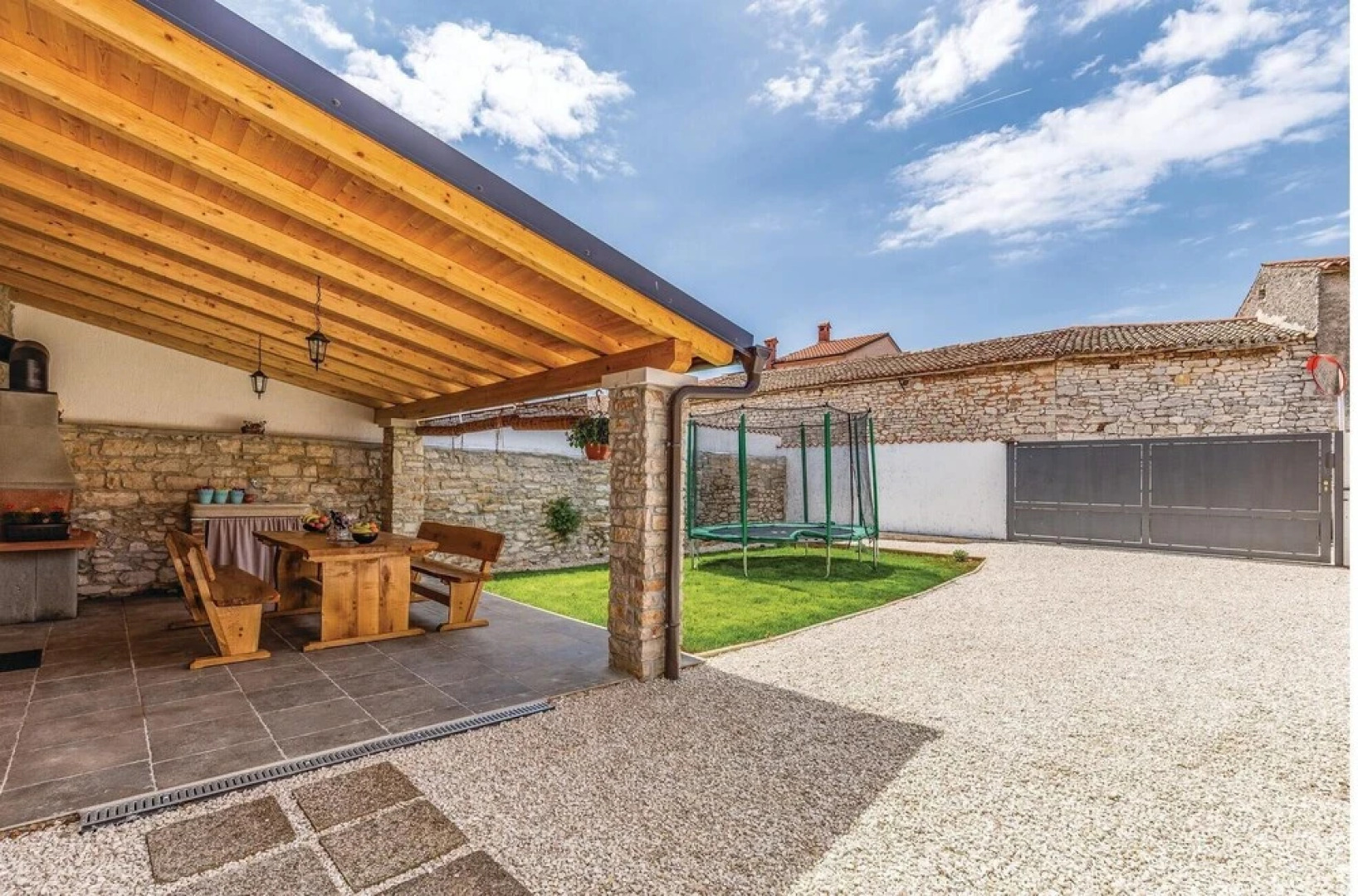 Stunning Home in Peruski With Wifi and 2 Bedrooms