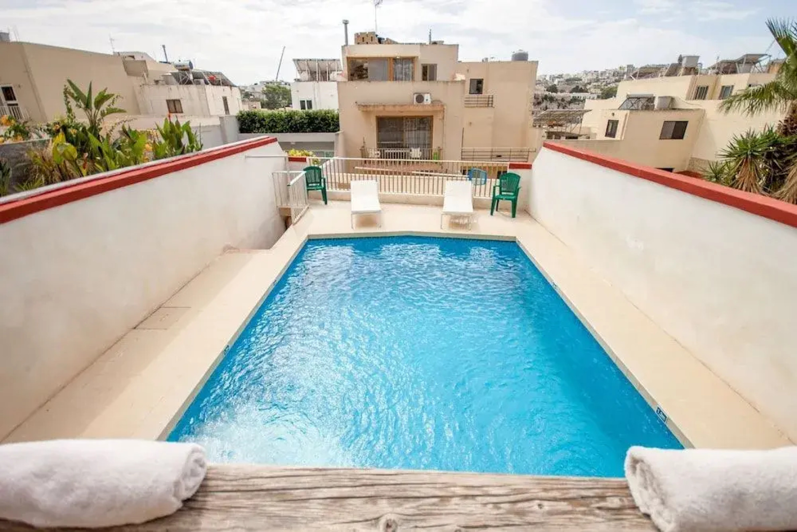 Merill Pool and Sea, charming Apart 1