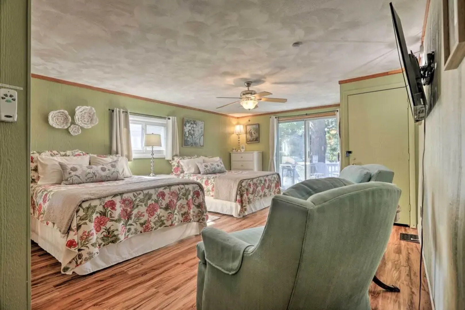 Football Fans Lake Retreat - 5 Mins to Gillette!