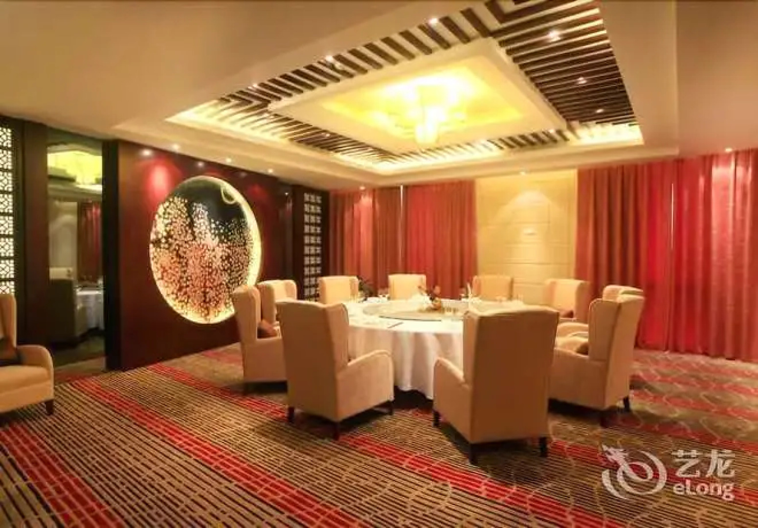 Lakeside Camphor Tree Hotel