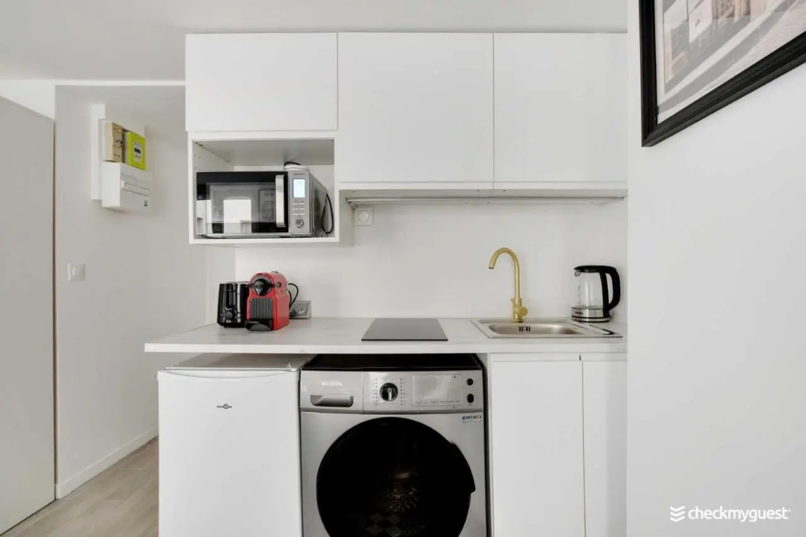 Into Paris - Marais Apartment