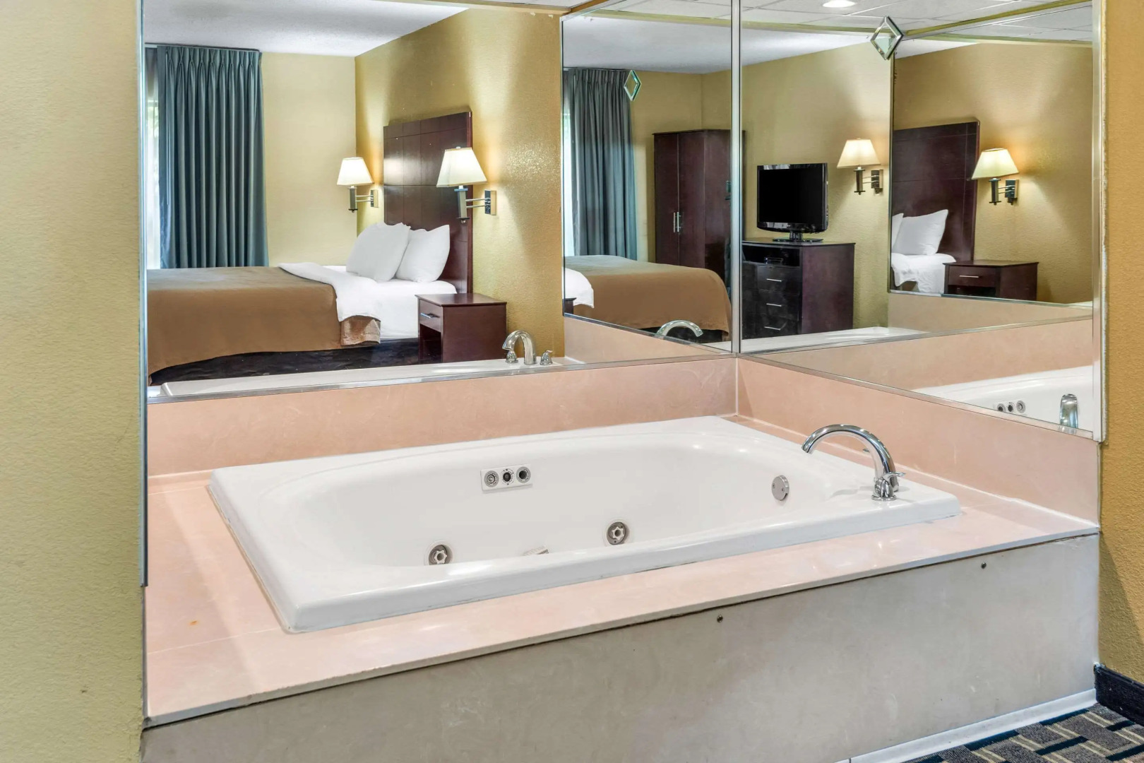 Clarion Inn & Suites Indianapolis Northwest
