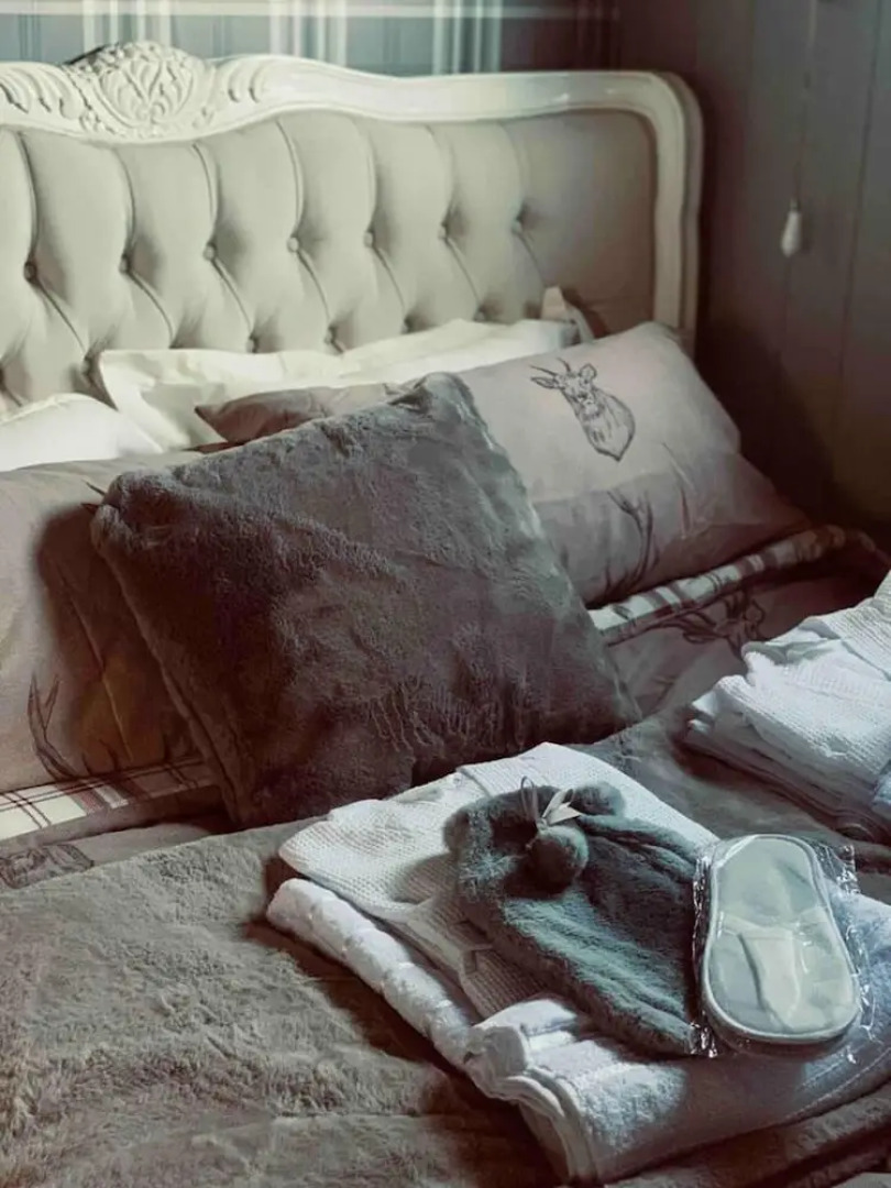 Cute and Cosy Shepard hut With Wood Fuel hot tub