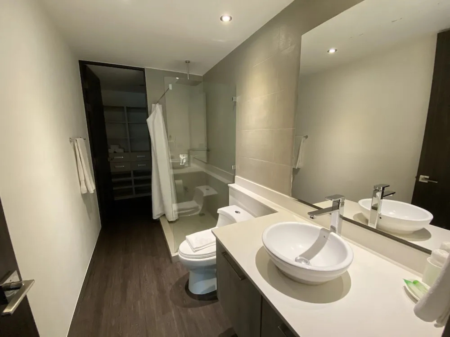 BEE Suites Santa Ana