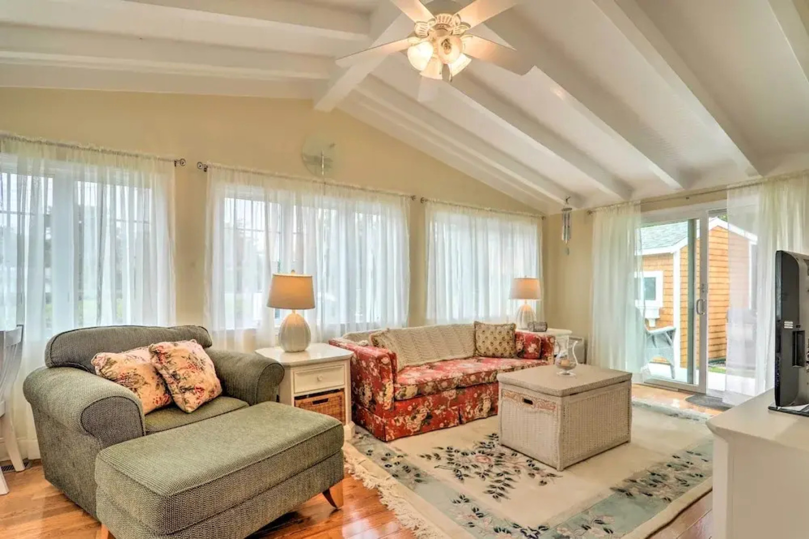 Charming Hyannis Cottage: 1 Mi to Beach!