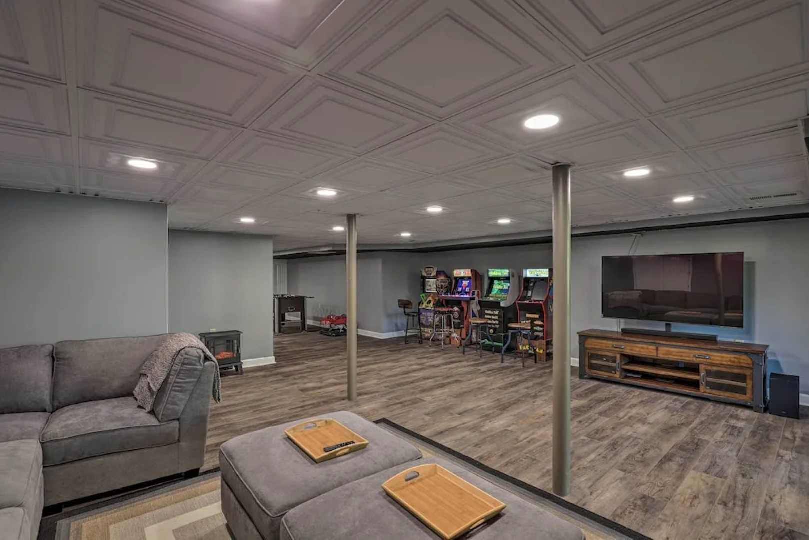 Game Room, Theater + Deck: Burnsville Cabin!