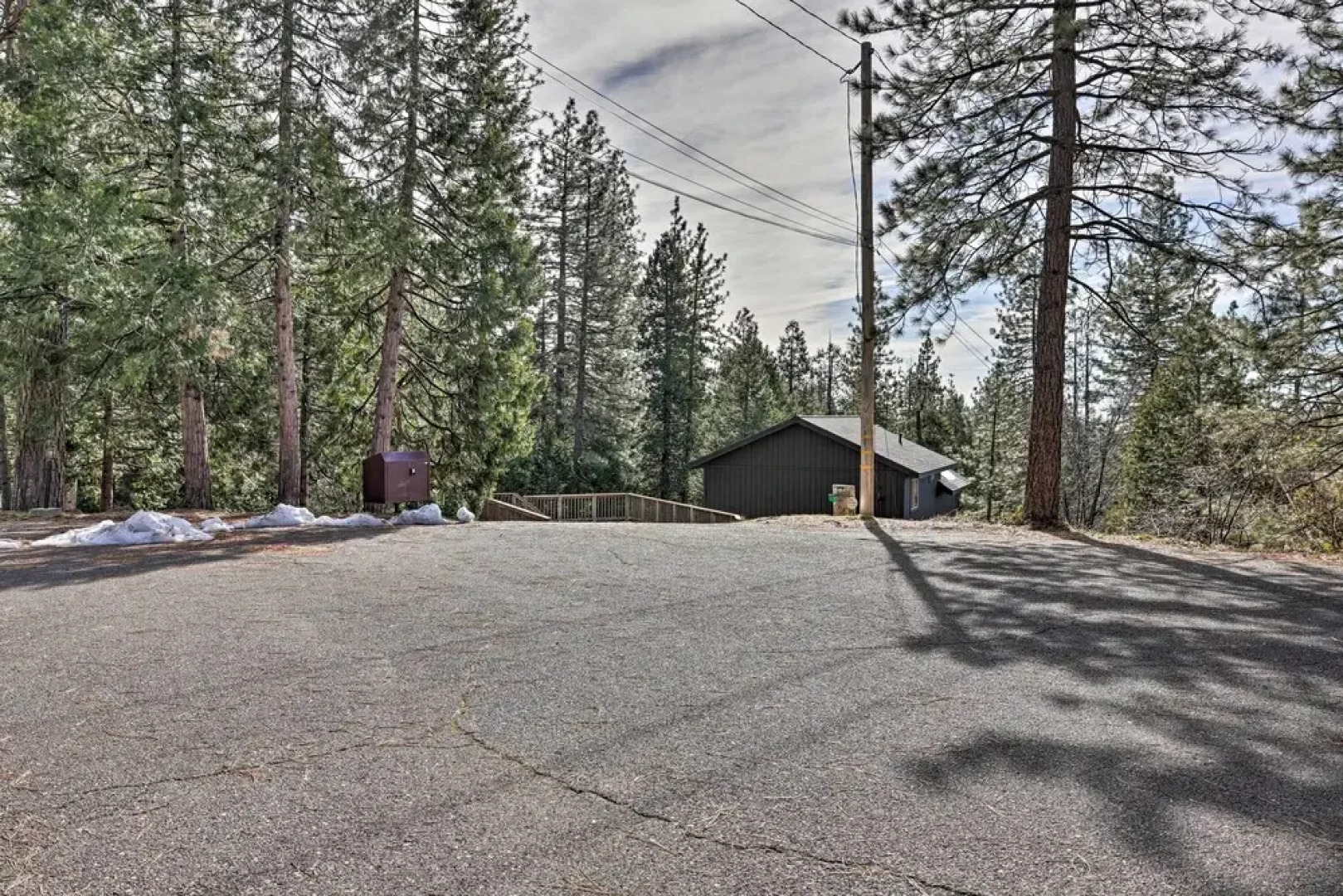 Near Hiking + Wineries: Arnold Cabin w/ Deck!