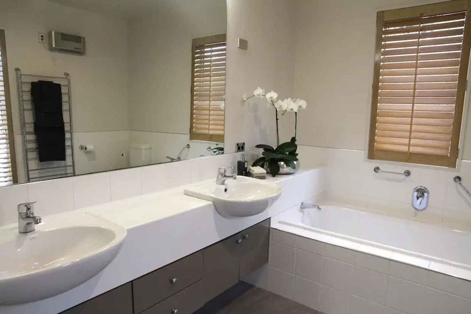 Expansive Family Retreat With Stunning Views of Lake Wanaka and the Mountains