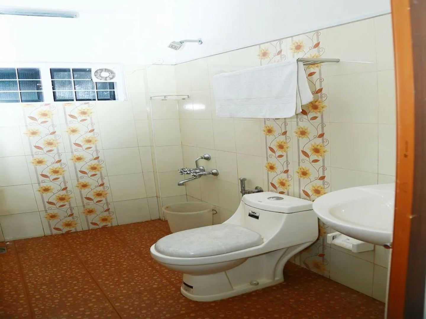 Oyo 15548 Mackal Residency