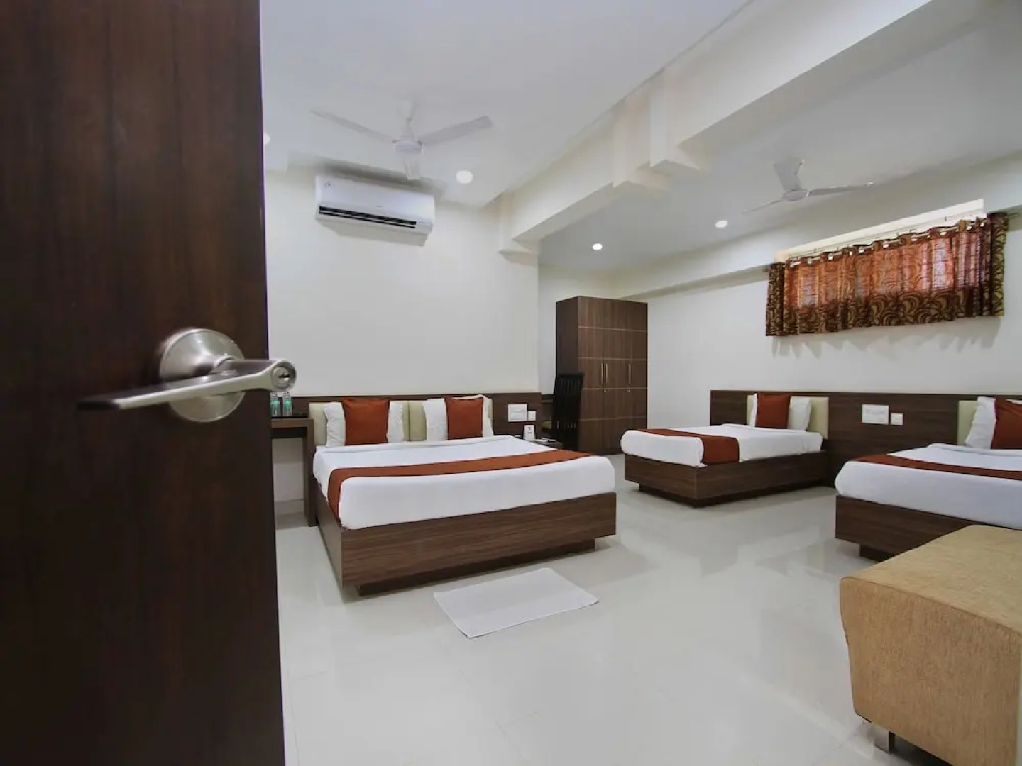 OYO 7039 Heramba Comforts