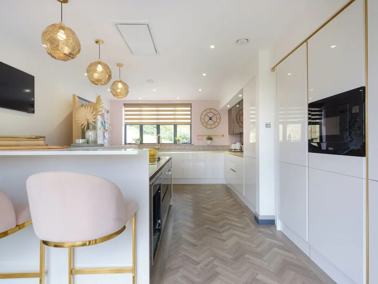 Inviting 5-bed House With Fishing Lake in Devizes