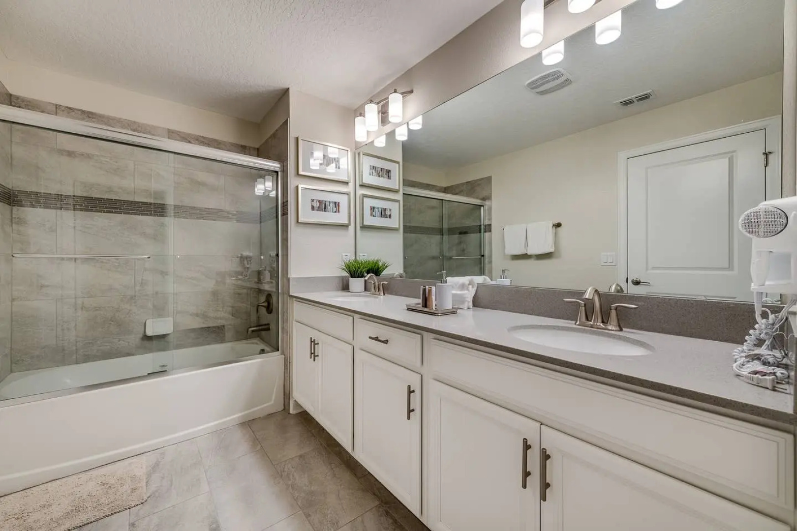 Elegant home with themed bedrooms near Disney