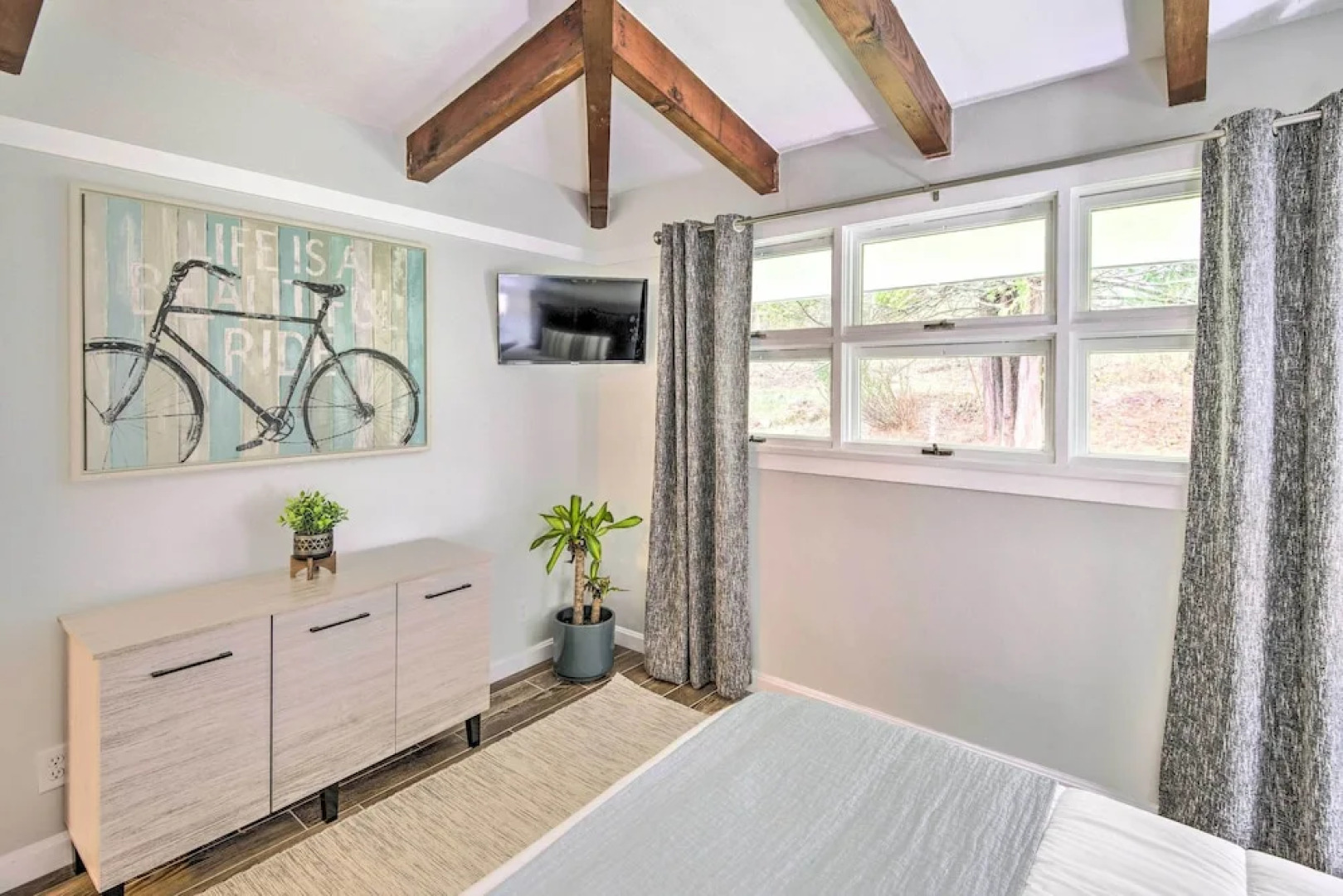 Laconia Hideaway < 2 Miles to Lake Winnipesaukee!