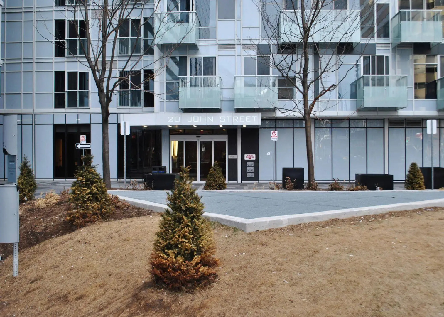 Livingsuites Toronto - Front & John